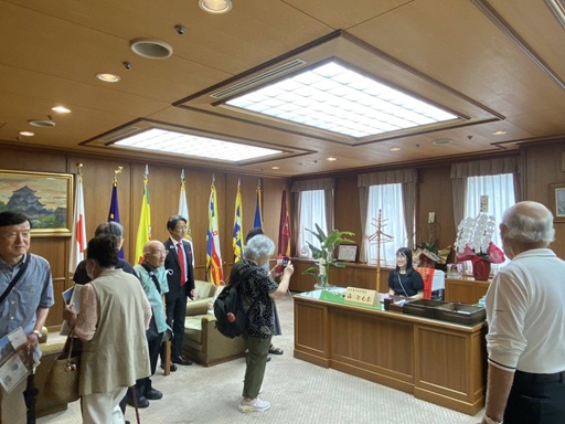 本会議場や副議長室等の見学04